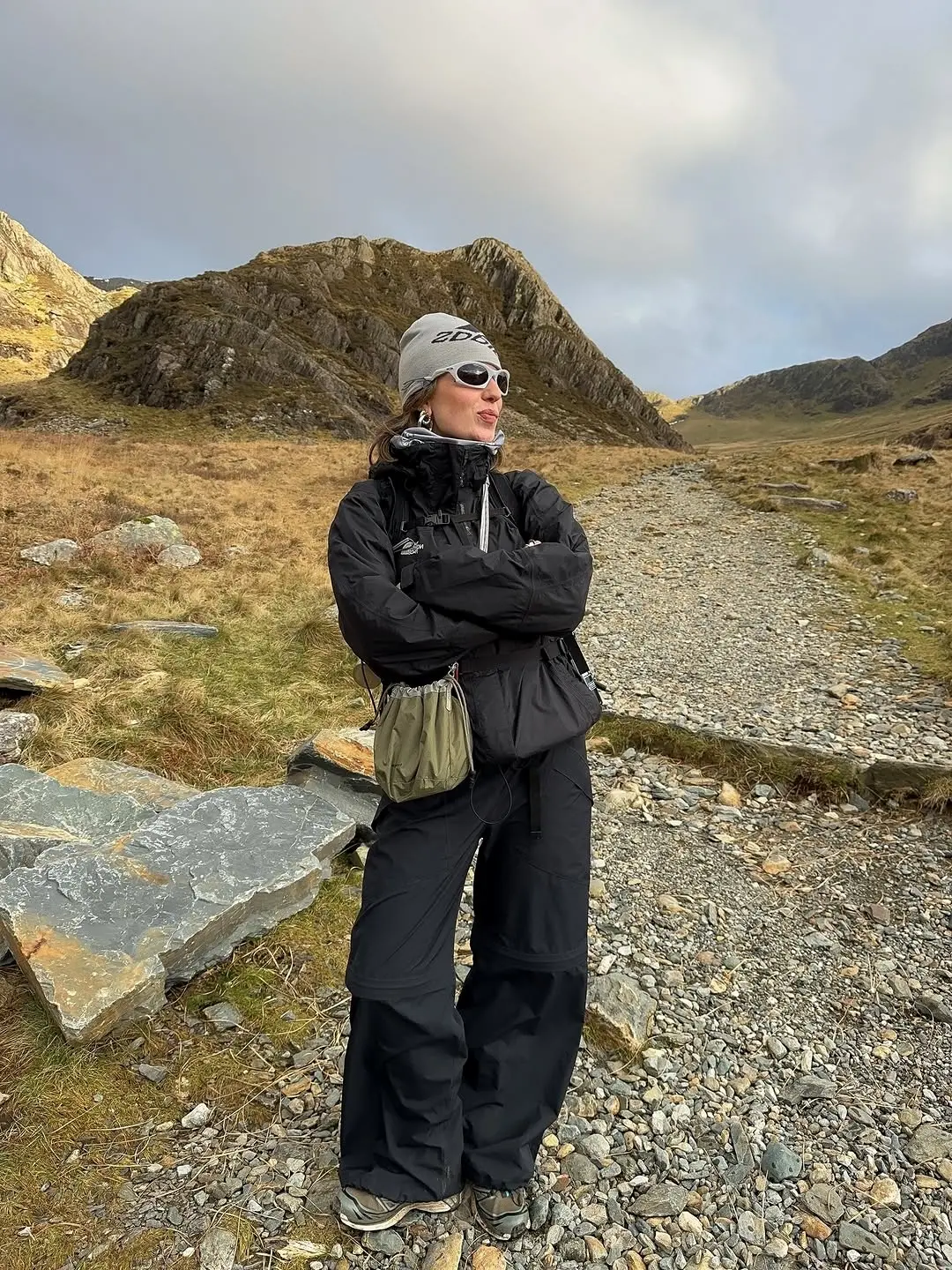 Stylish Black Hiking Outfit for Outdoor Adventures