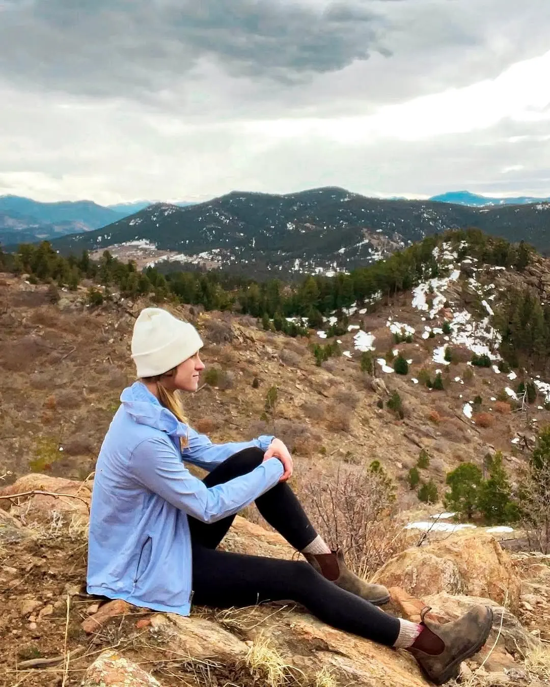 Stylish and comfy hiking outfit for adventure vibes