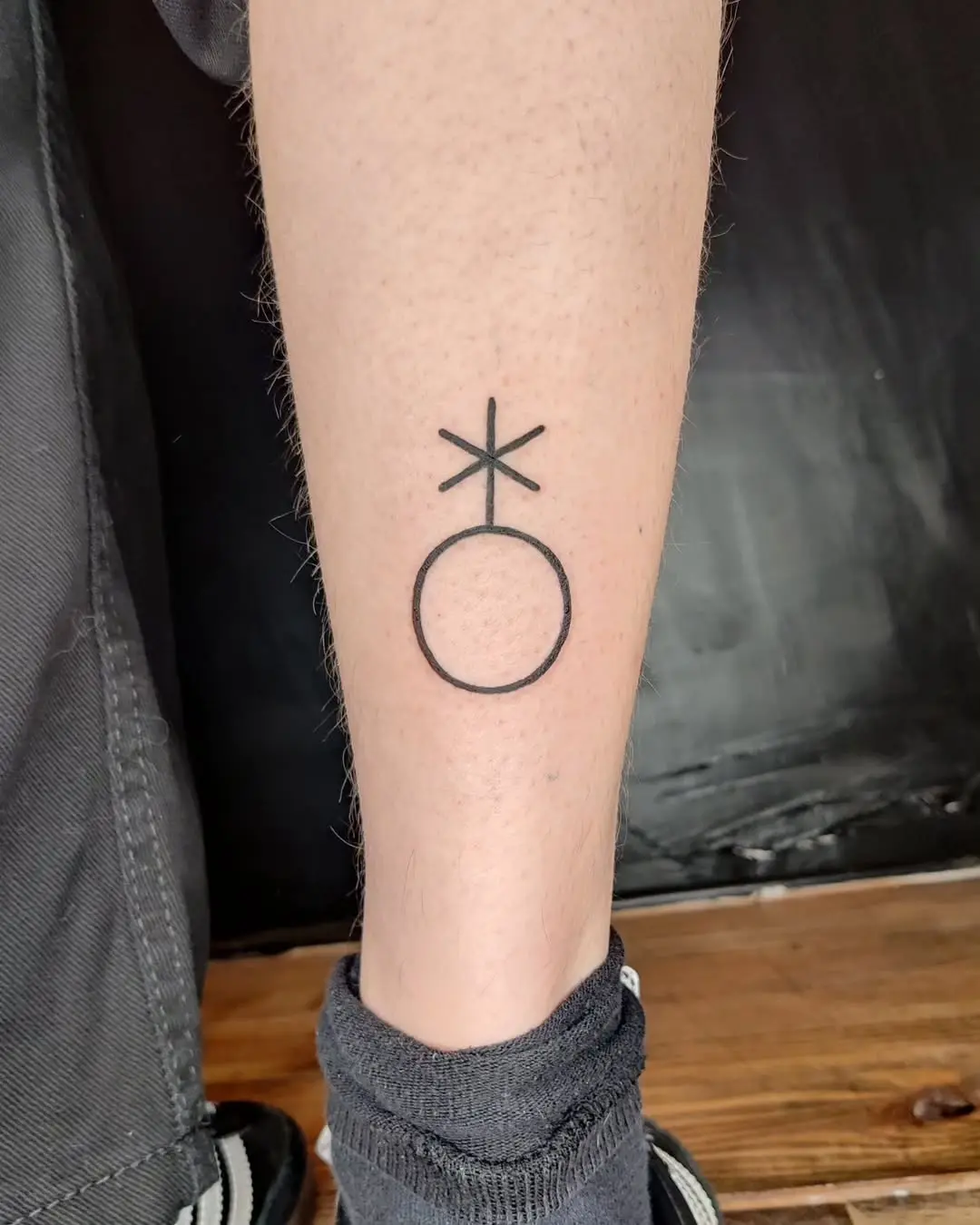Minimalist gender symbol tattoo for self-expression