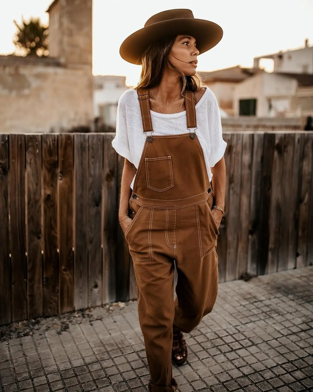 Effortless elegance in earthy overalls look