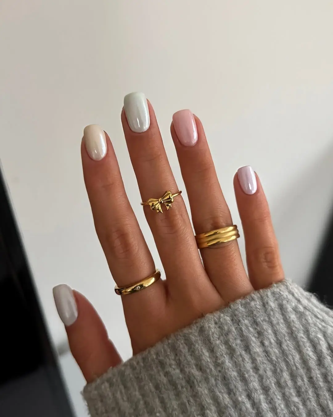 Charming pastel spring nails with elegant rings