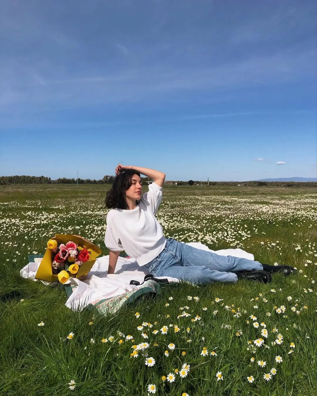 Effortlessly chic picnic outfit for spring days