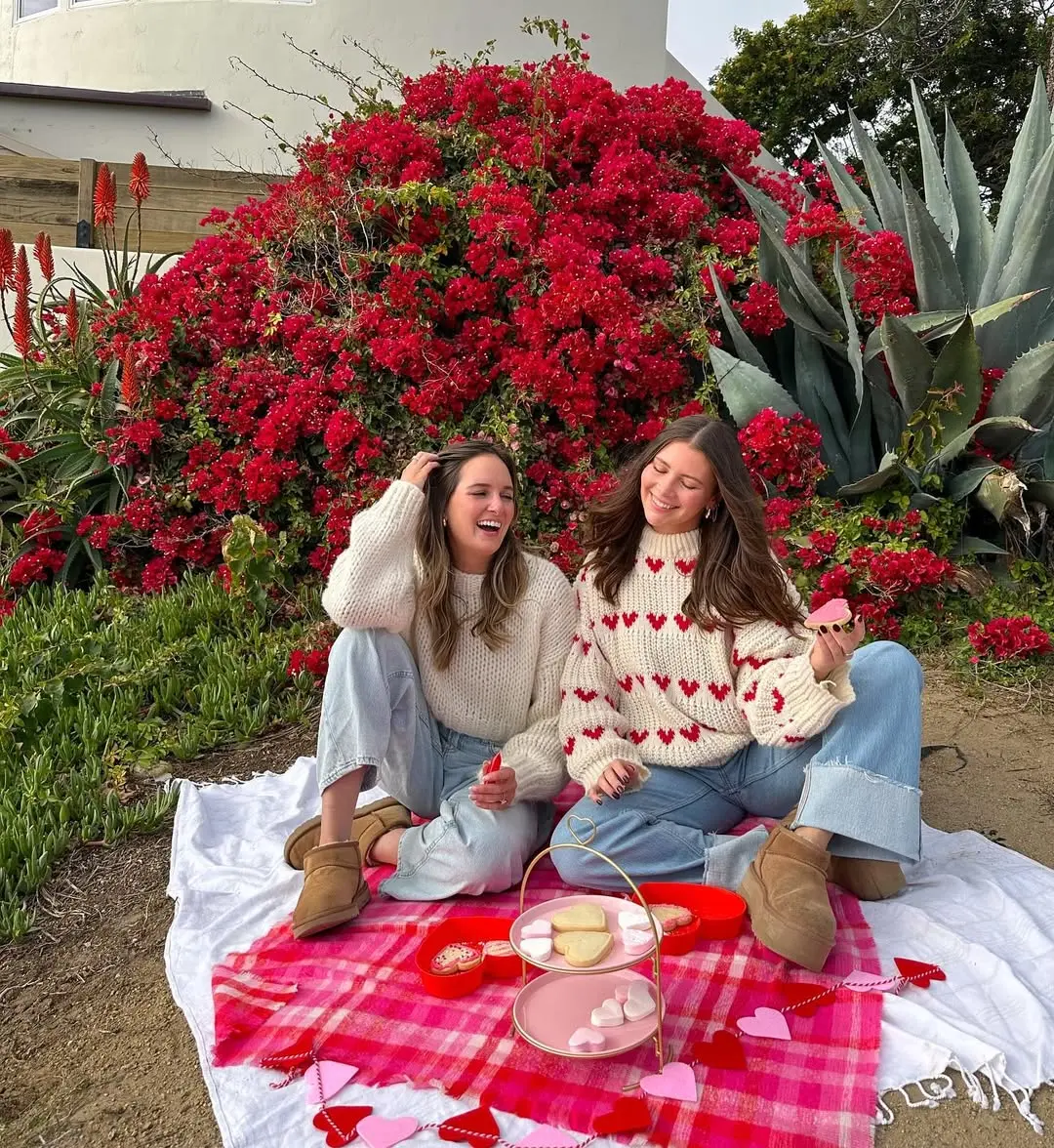 Cozy outfits for a romantic picnic vibe