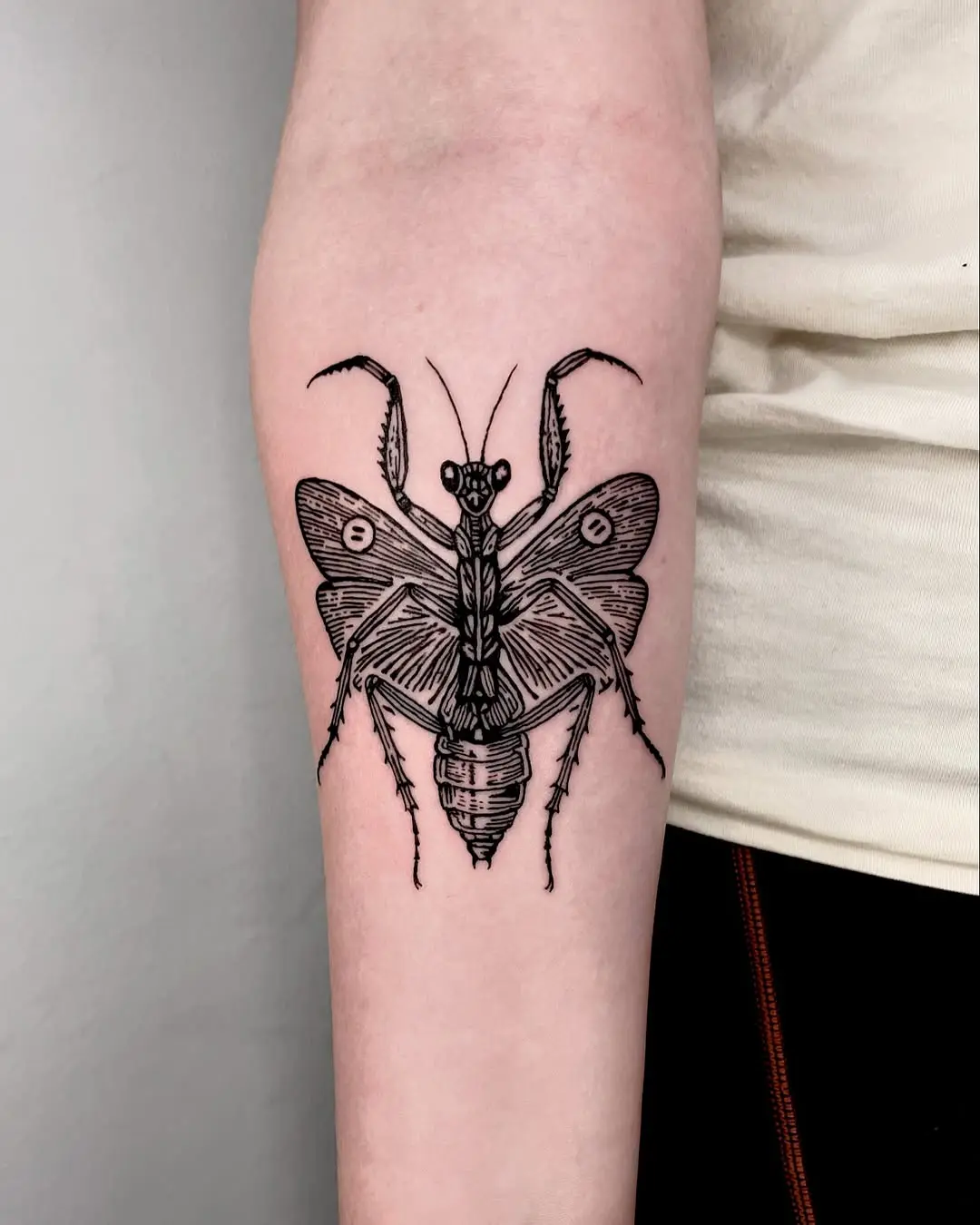 Striking black line praying mantis tattoo design
