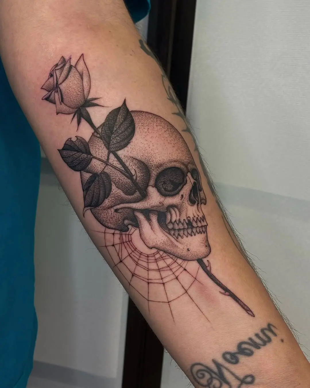 Intricate skull and rose tattoo design shines
