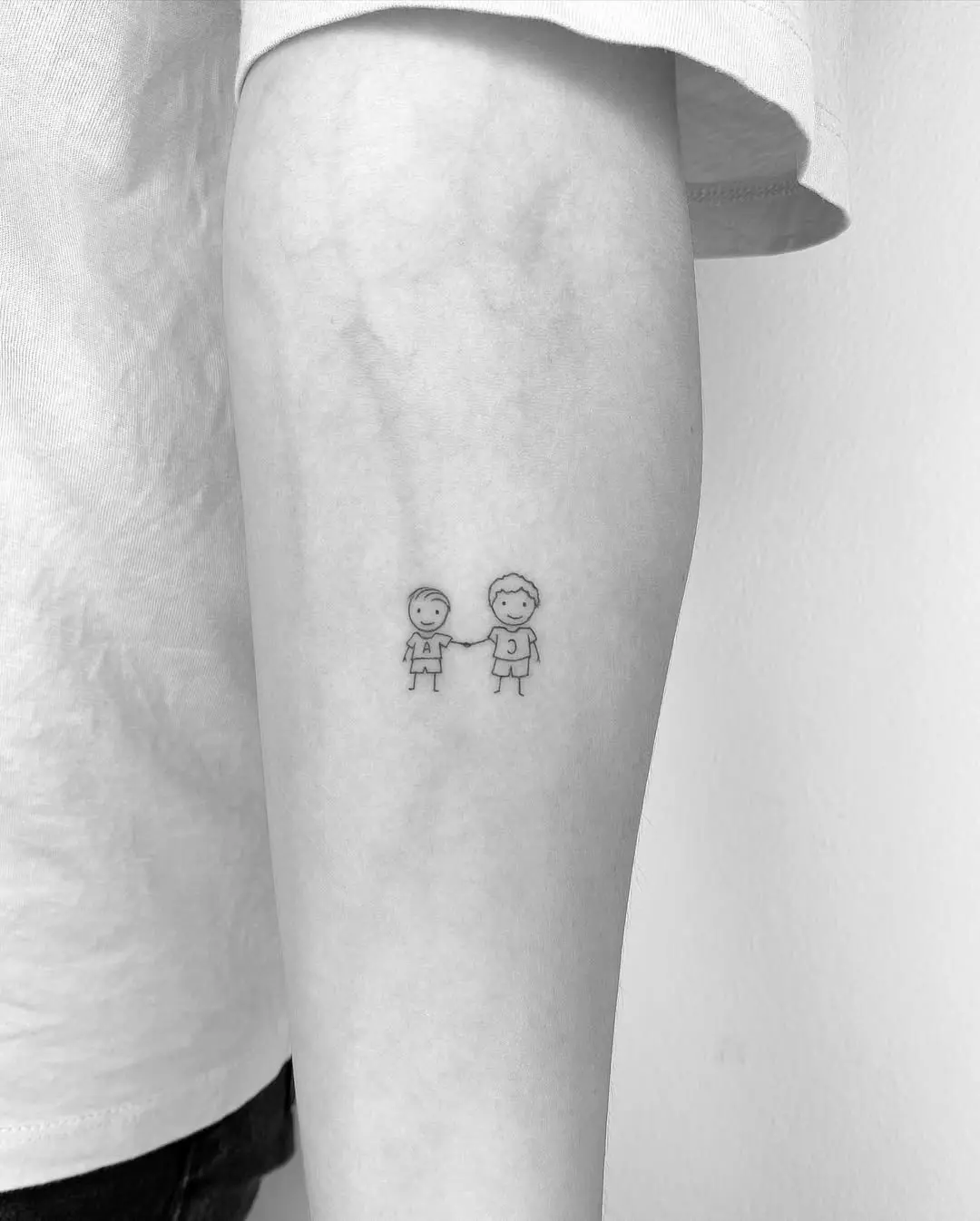 Charming stick figures expressing friendship bond