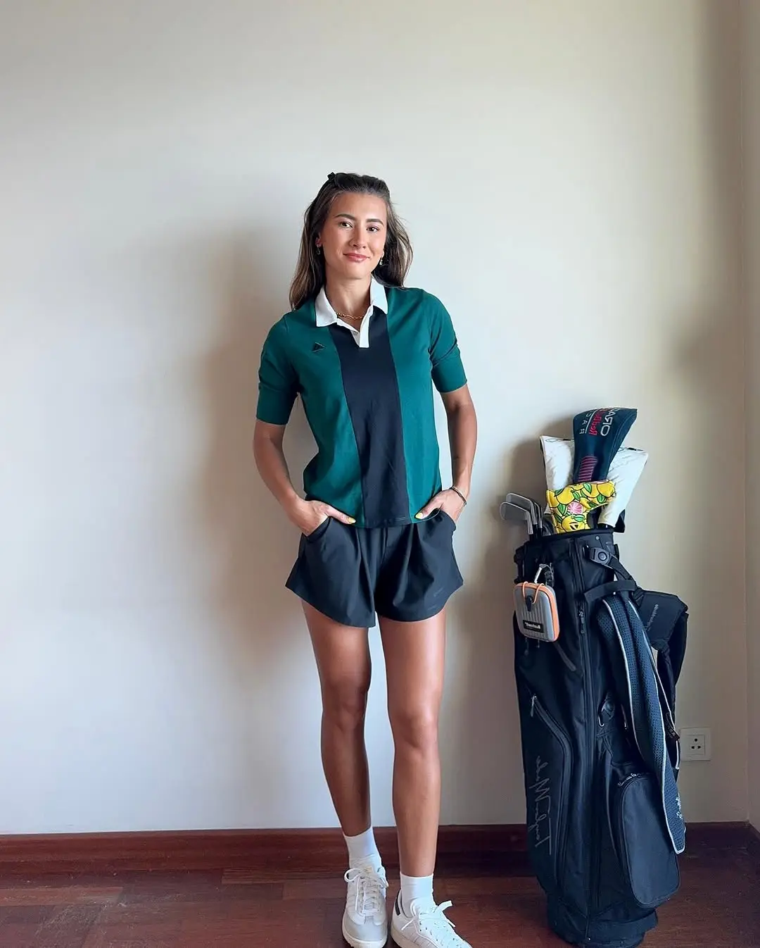Chic and sporty golf look for summer days