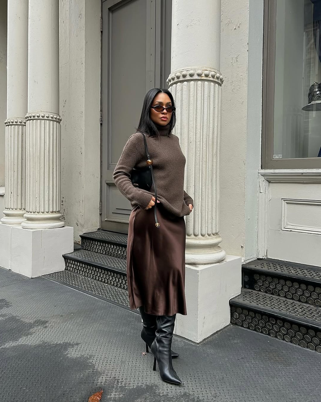 Chic sweater outfit with elegant brown tones