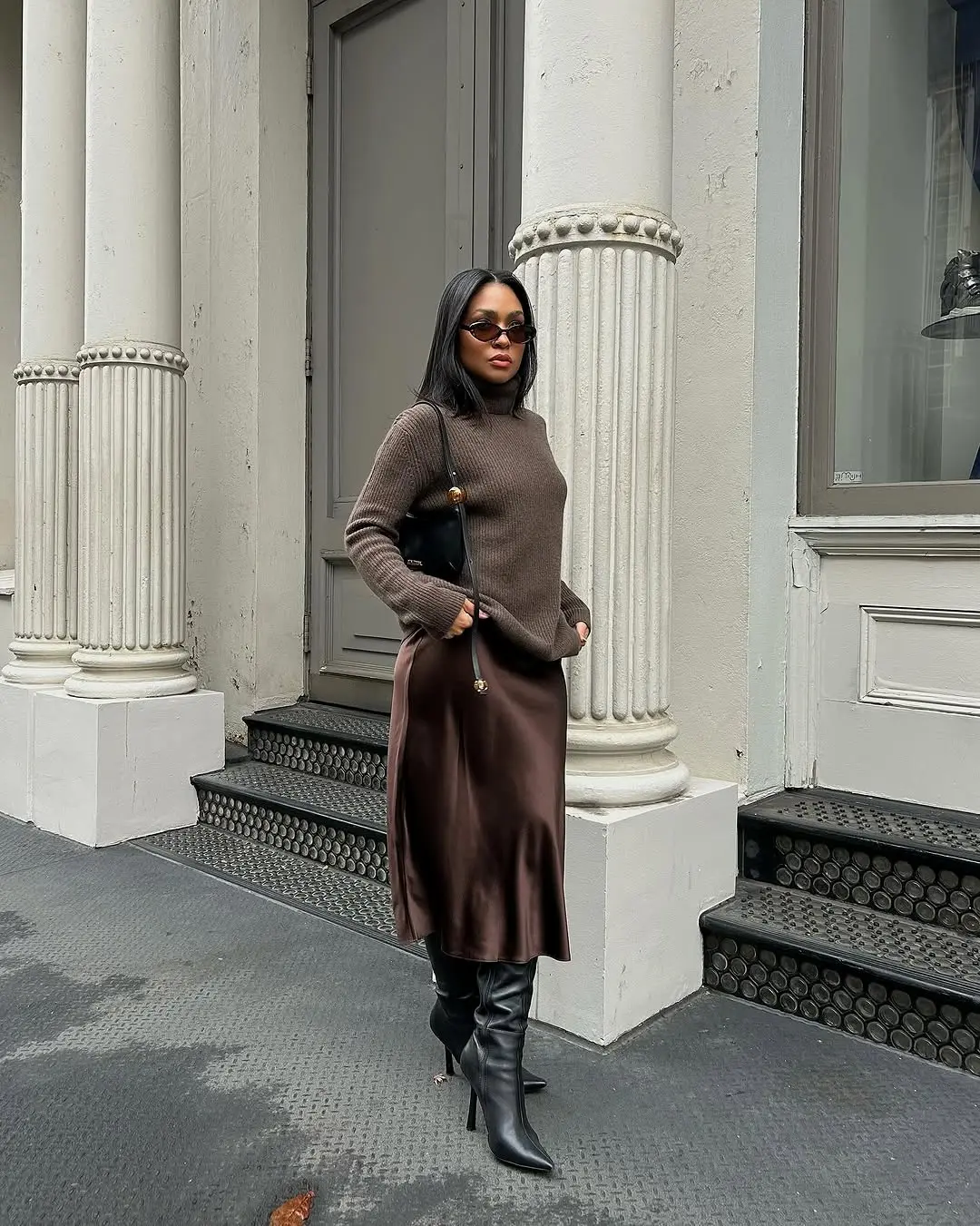 Chic sweater outfit with elegant brown tones