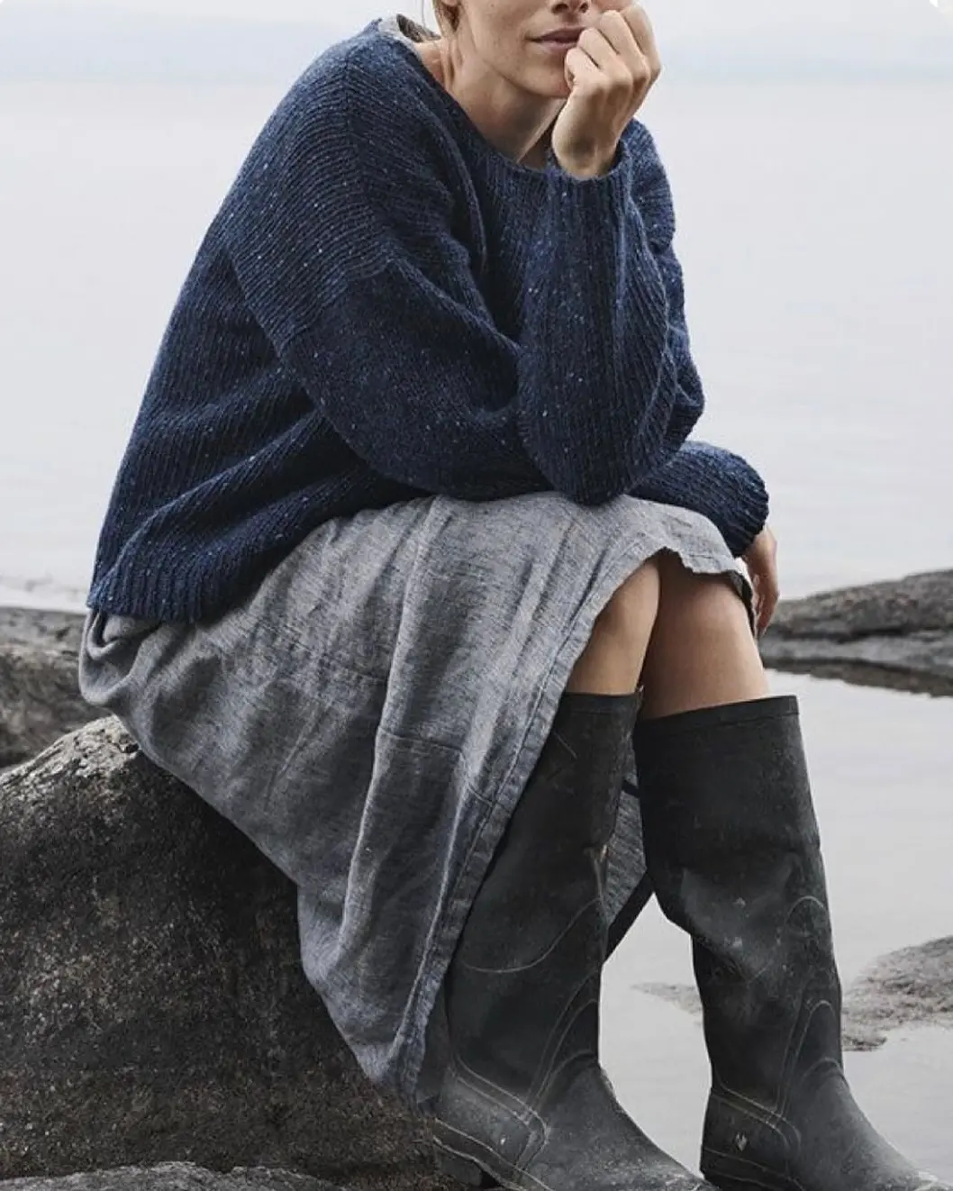 Chic sweater and skirt for relaxed vibes