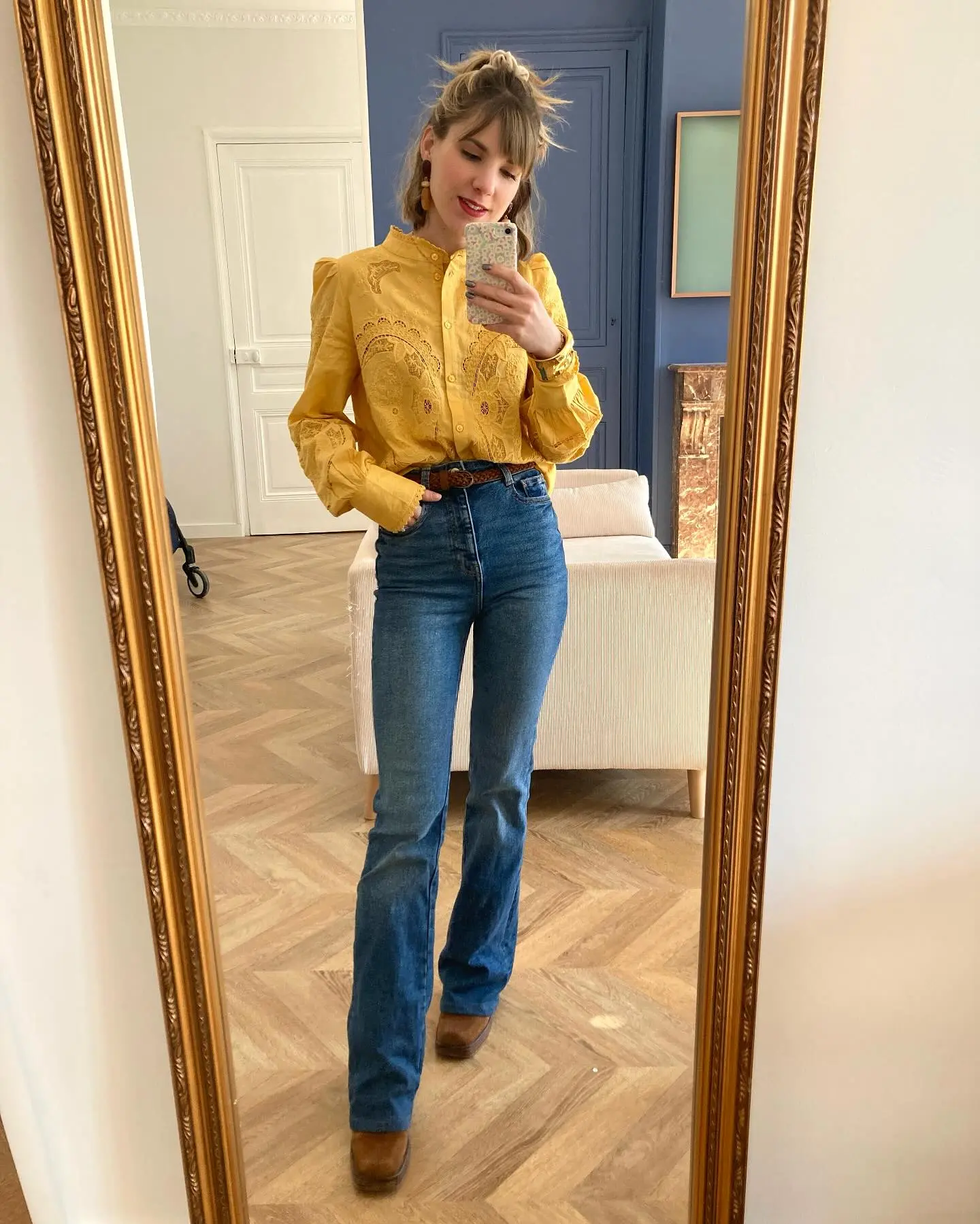 Chic yellow shirt with high-waisted jeans