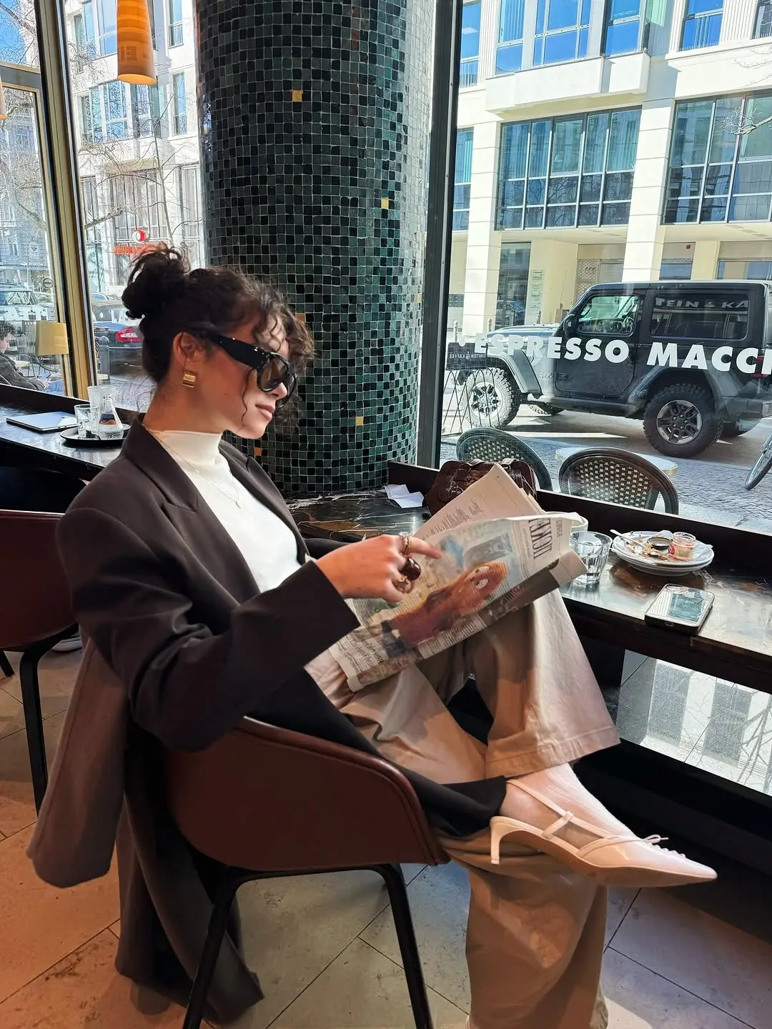 Chic 90s Casual Style with a Modern Twist