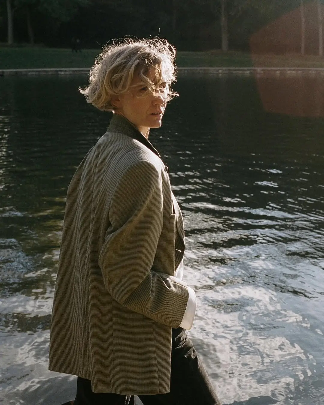 Chic 90s Blazer Outfit by the Water