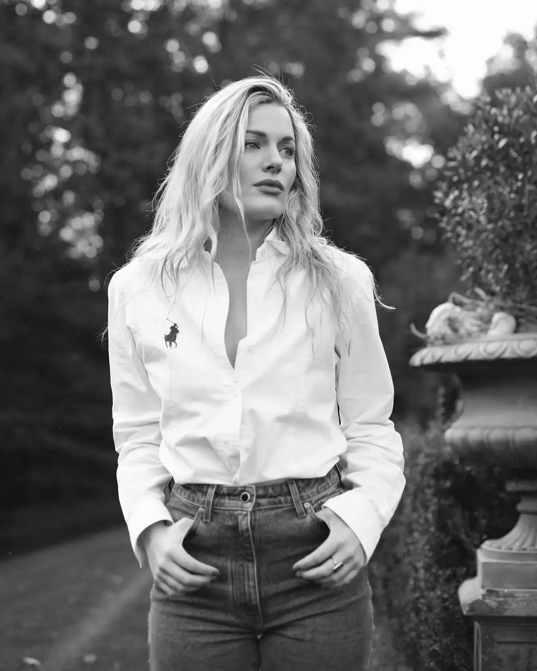 Classic 90s Chic with High-Waisted Denim