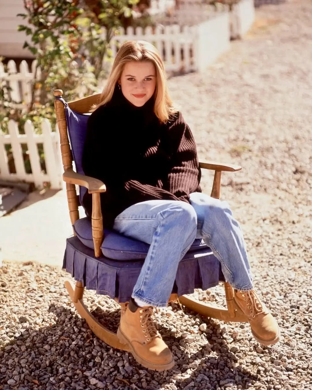 Casual 90s Chic in Cozy Knitwear