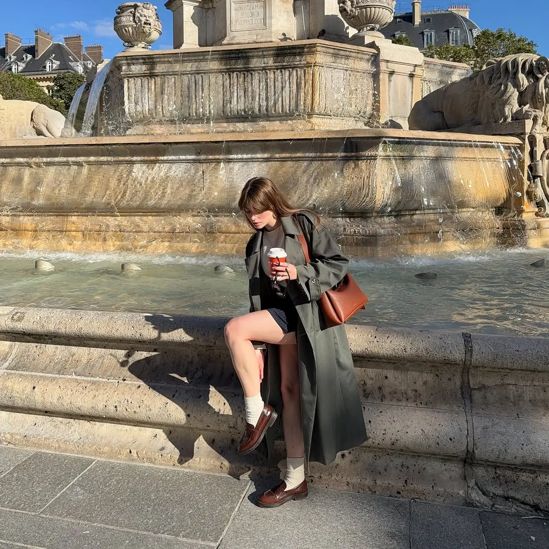 Chic and Casual Brunch Look by the Fountain