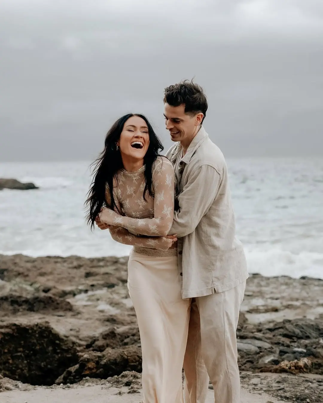 Stylish Beach Engagement Photo Outfits