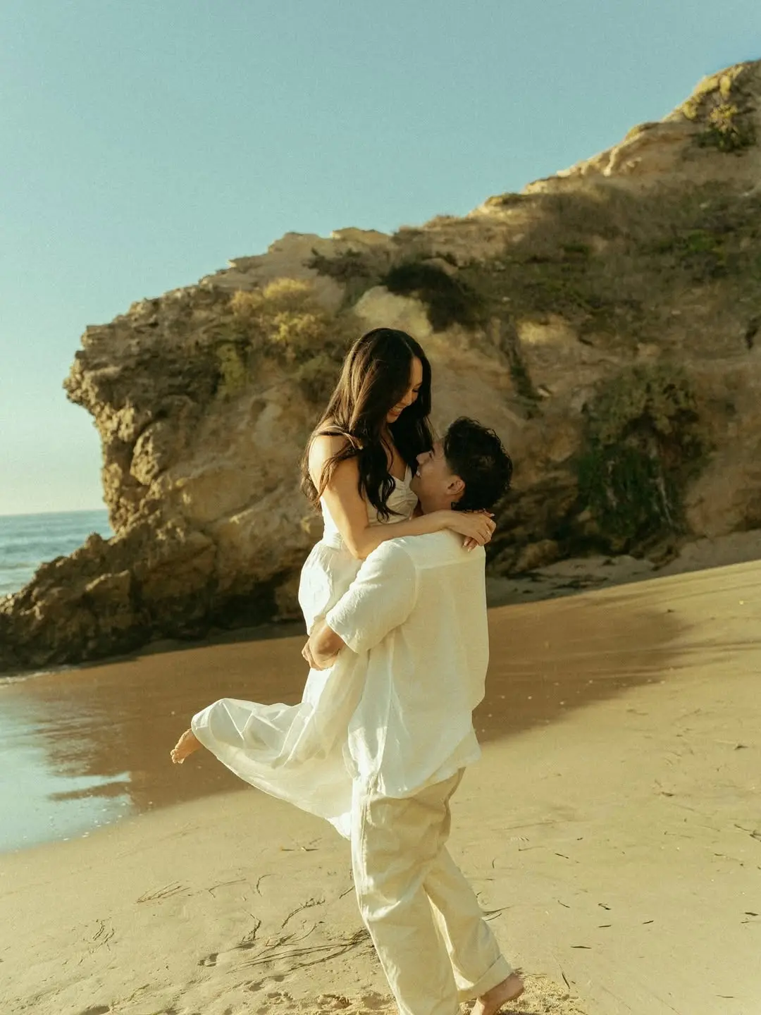 Elegant beach outfits for a romantic vibe