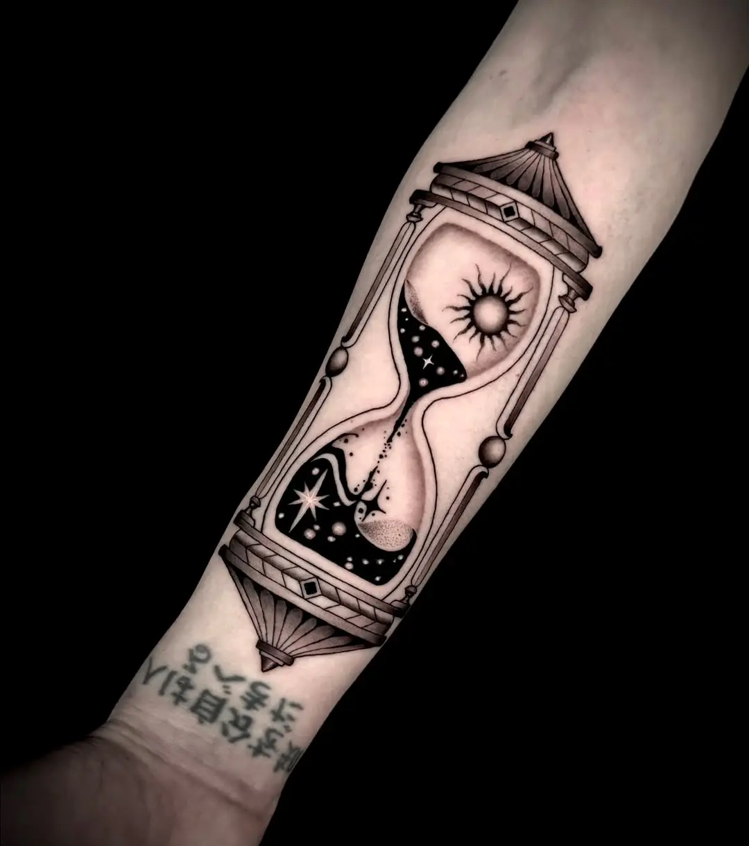 Intricate hourglass tattoo symbolizes fleeting time.