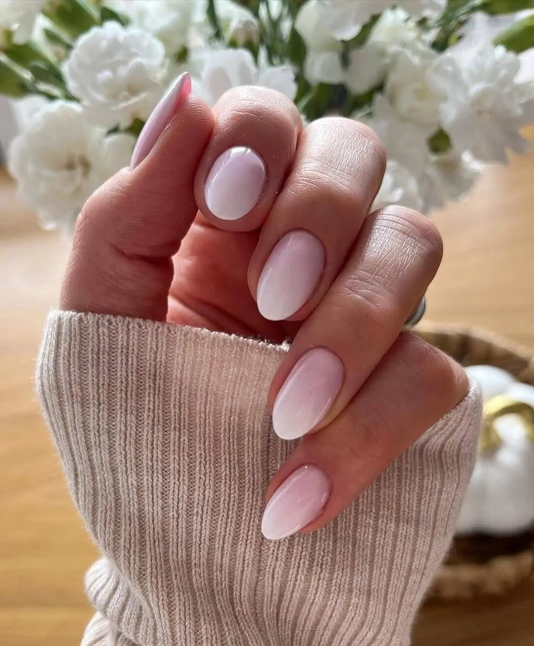 Elegant pink and white ombre nail design