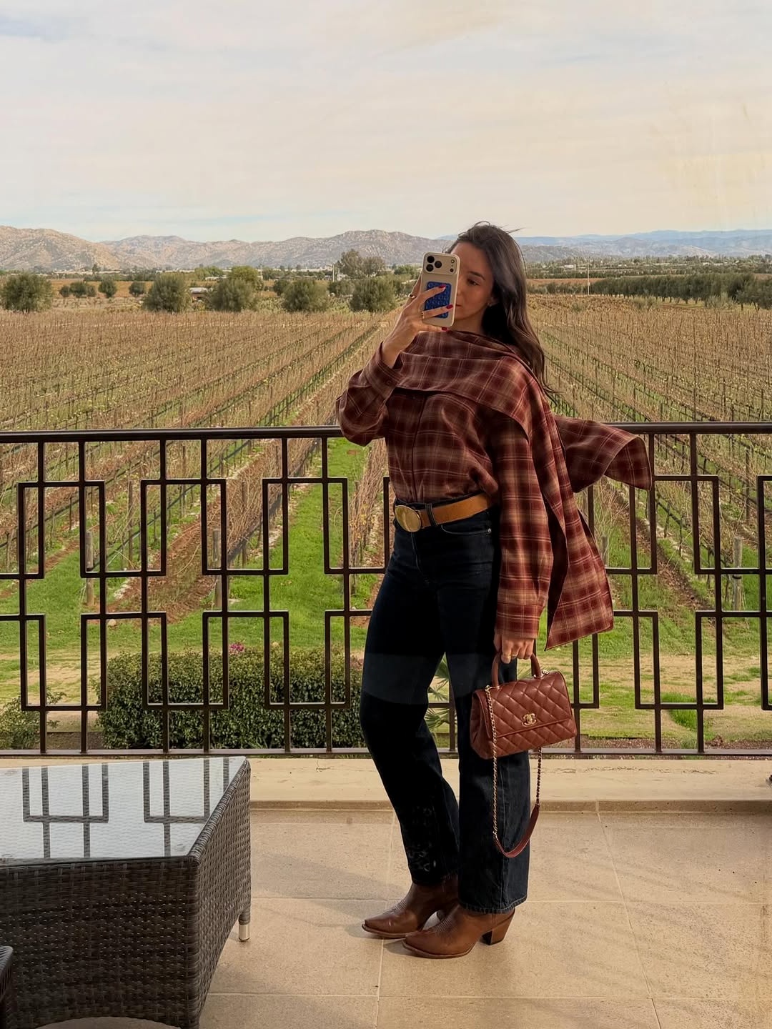 Stylish winery outfit for fall occasions