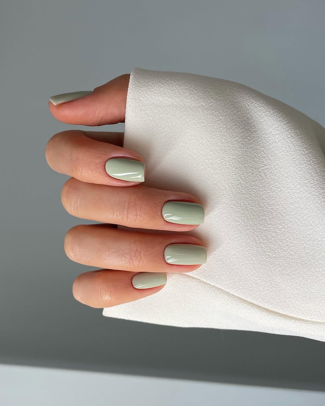 Chic green nails for a minimalist vibe