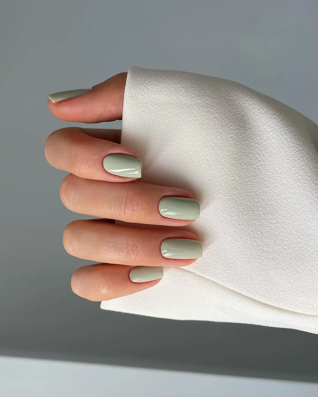 Chic green nails for a minimalist vibe
