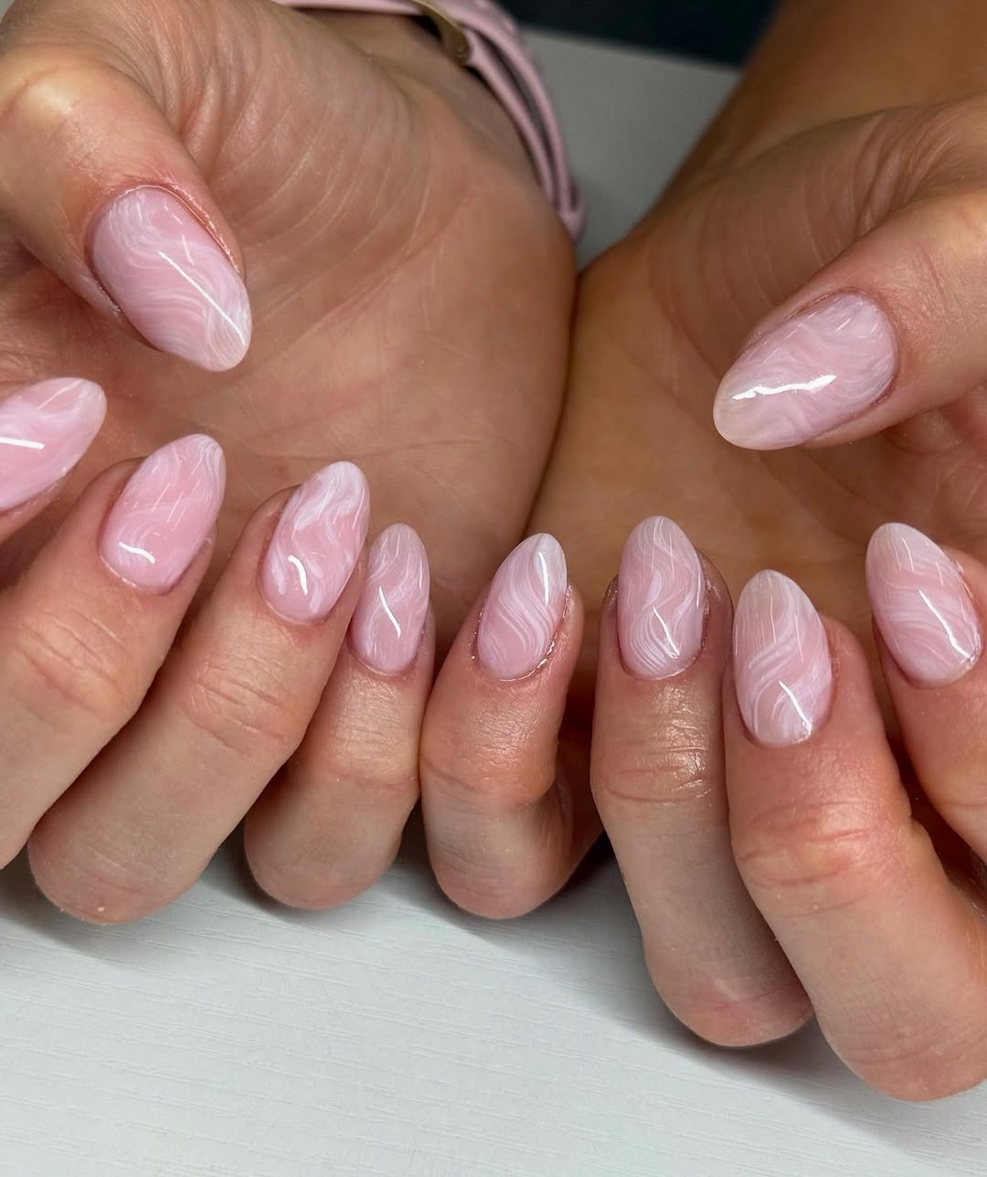 Elegant pink nails with wavy patterns