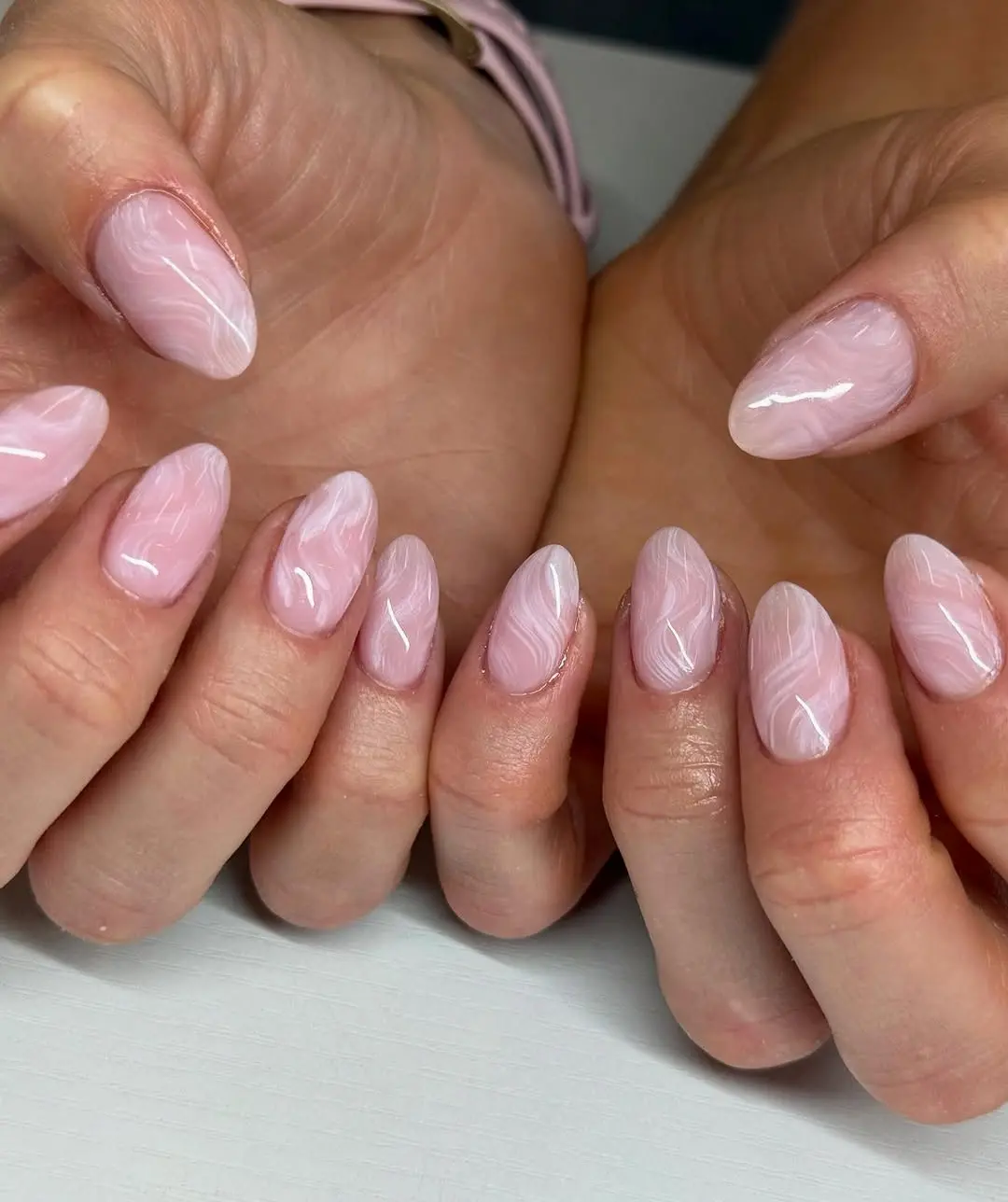 Elegant pink nails with wavy patterns