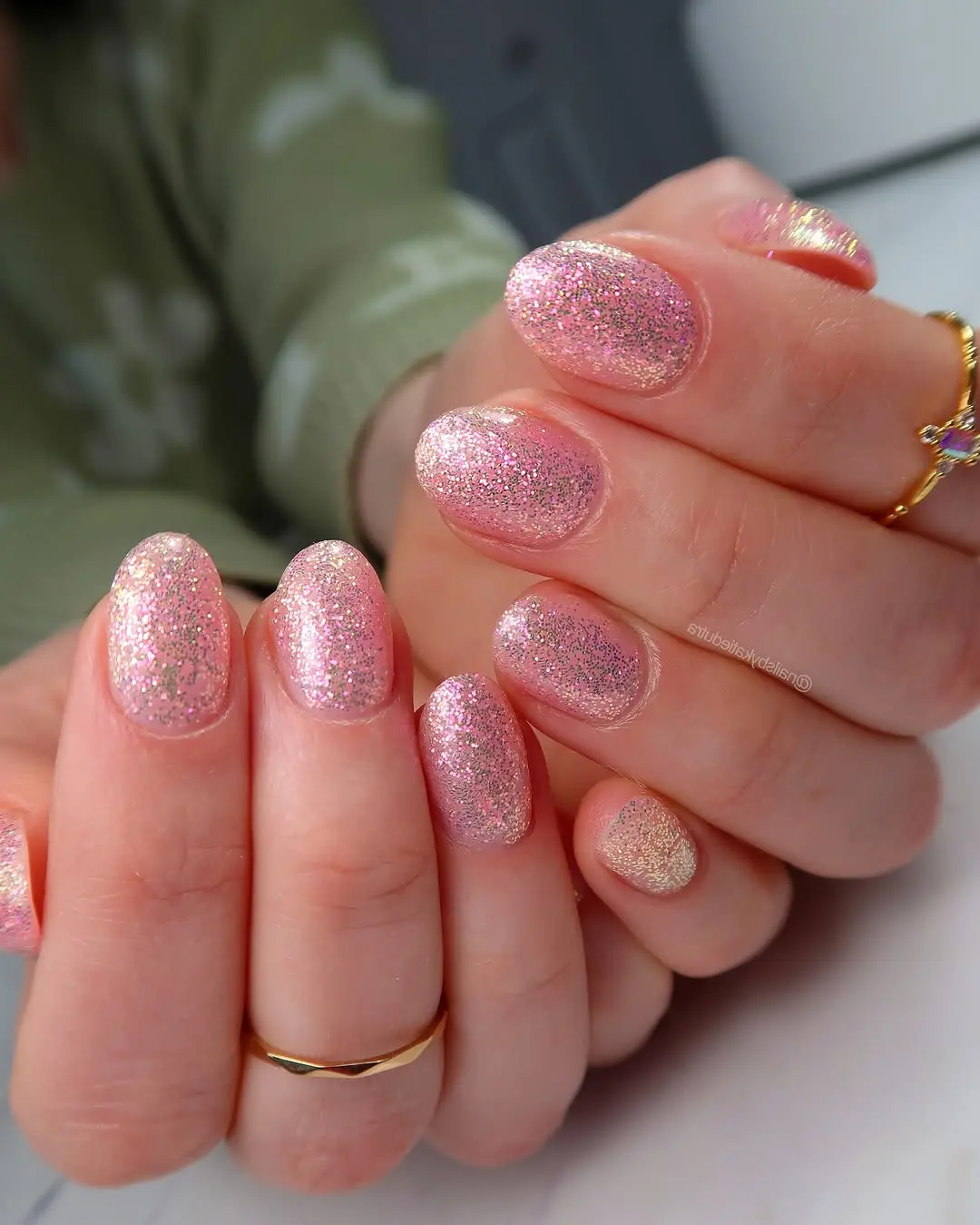 Dazzling pink glitter nails for spring vibes