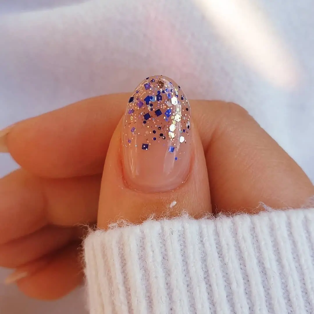 Dazzling spring glitter nails with a blue theme