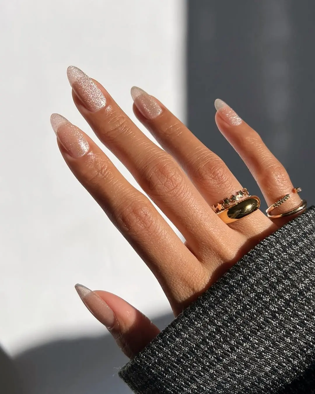 Elegant spring nails with a shimmering finish