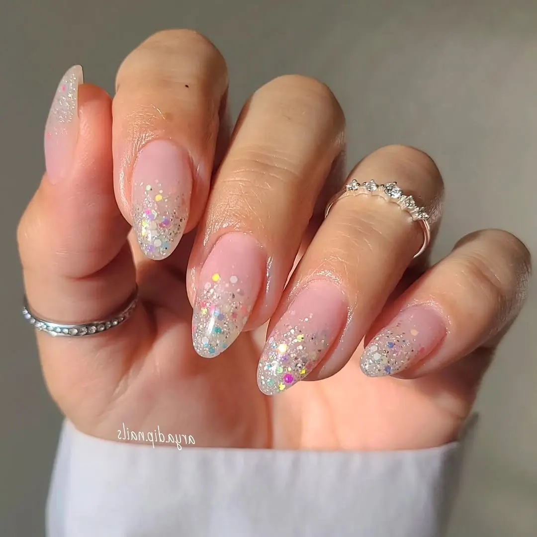Chic spring glitter nails with a delicate touch