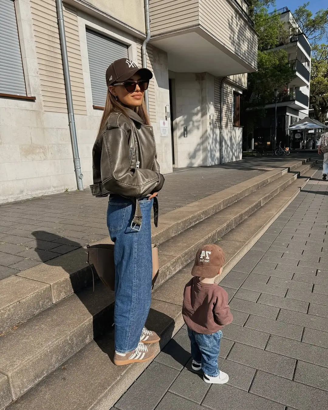 Chic Spring Vibes in Casual Mom Style