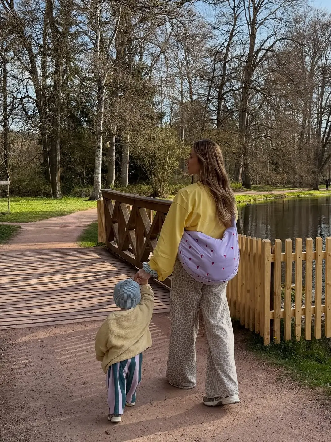 Chic and Comfortable Spring Mom Outfit for Outings