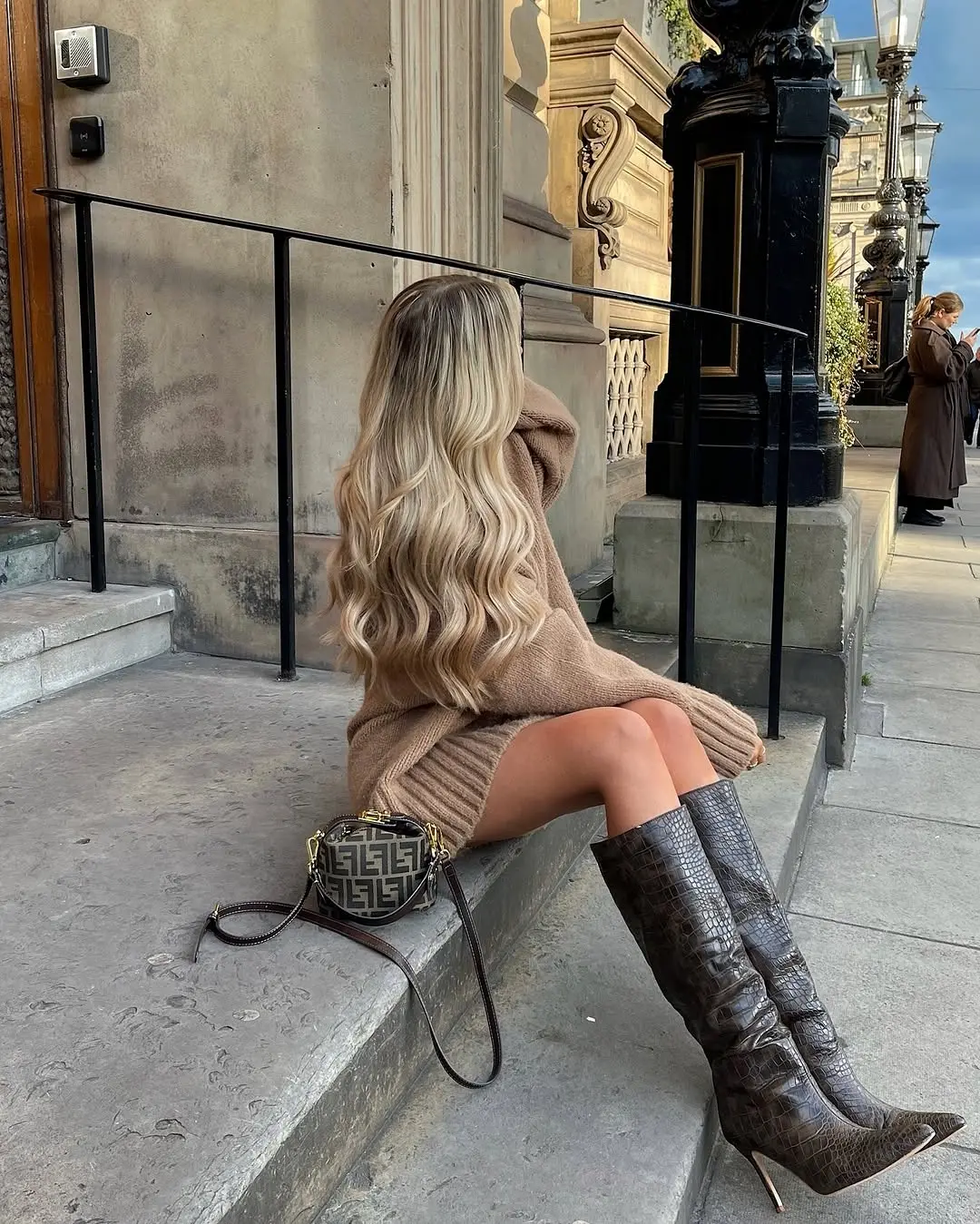 Chic brunch look with cozy sweater and boots