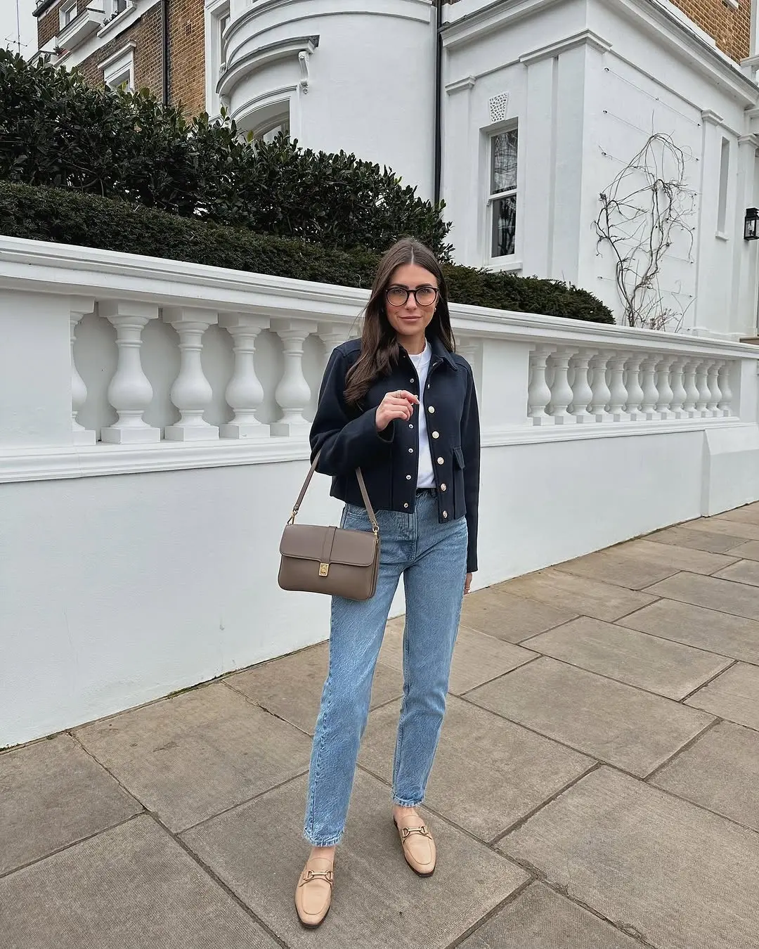 Chic Spring Outfit for Moms on the Go