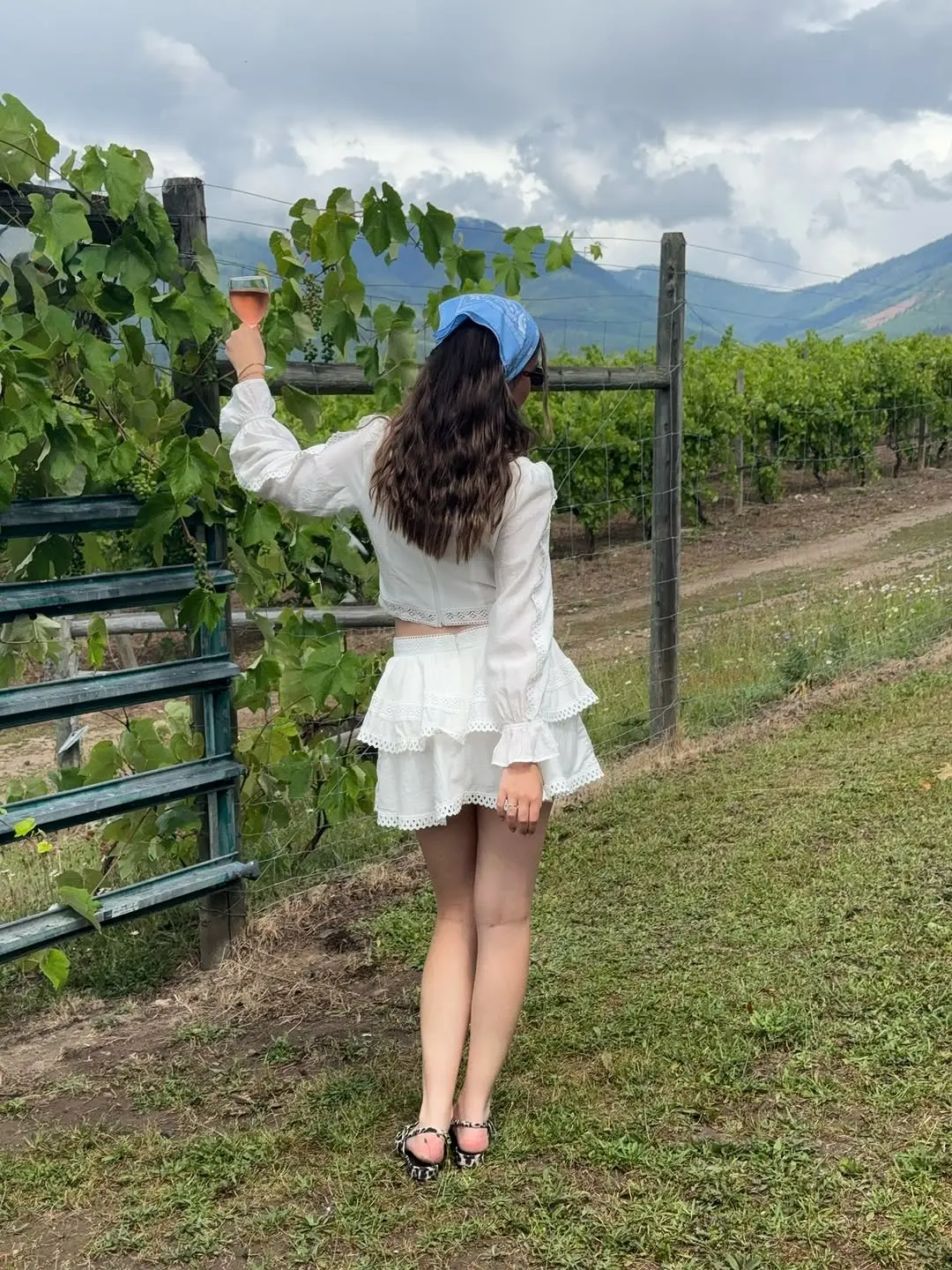 Chic and airy vineyard outfit for sunny days
