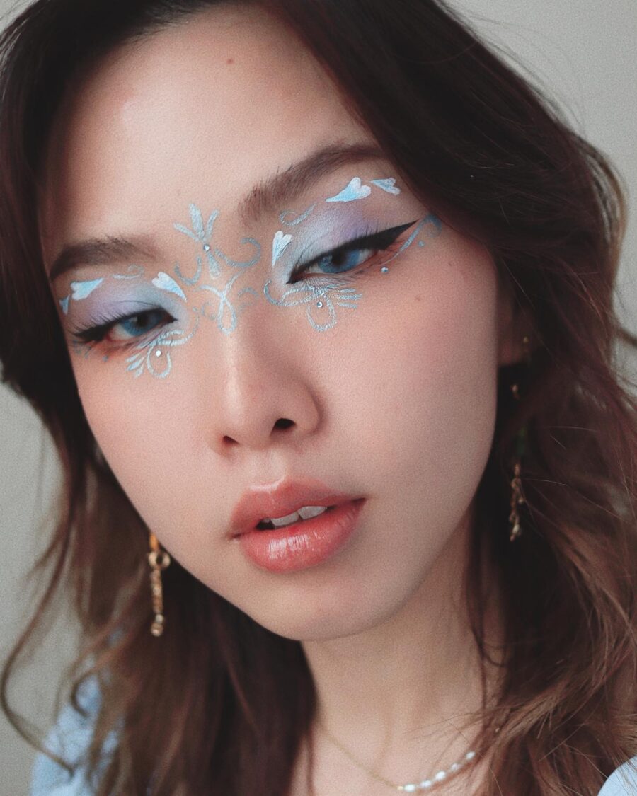 Elegant baby blue frosted eyeliner look