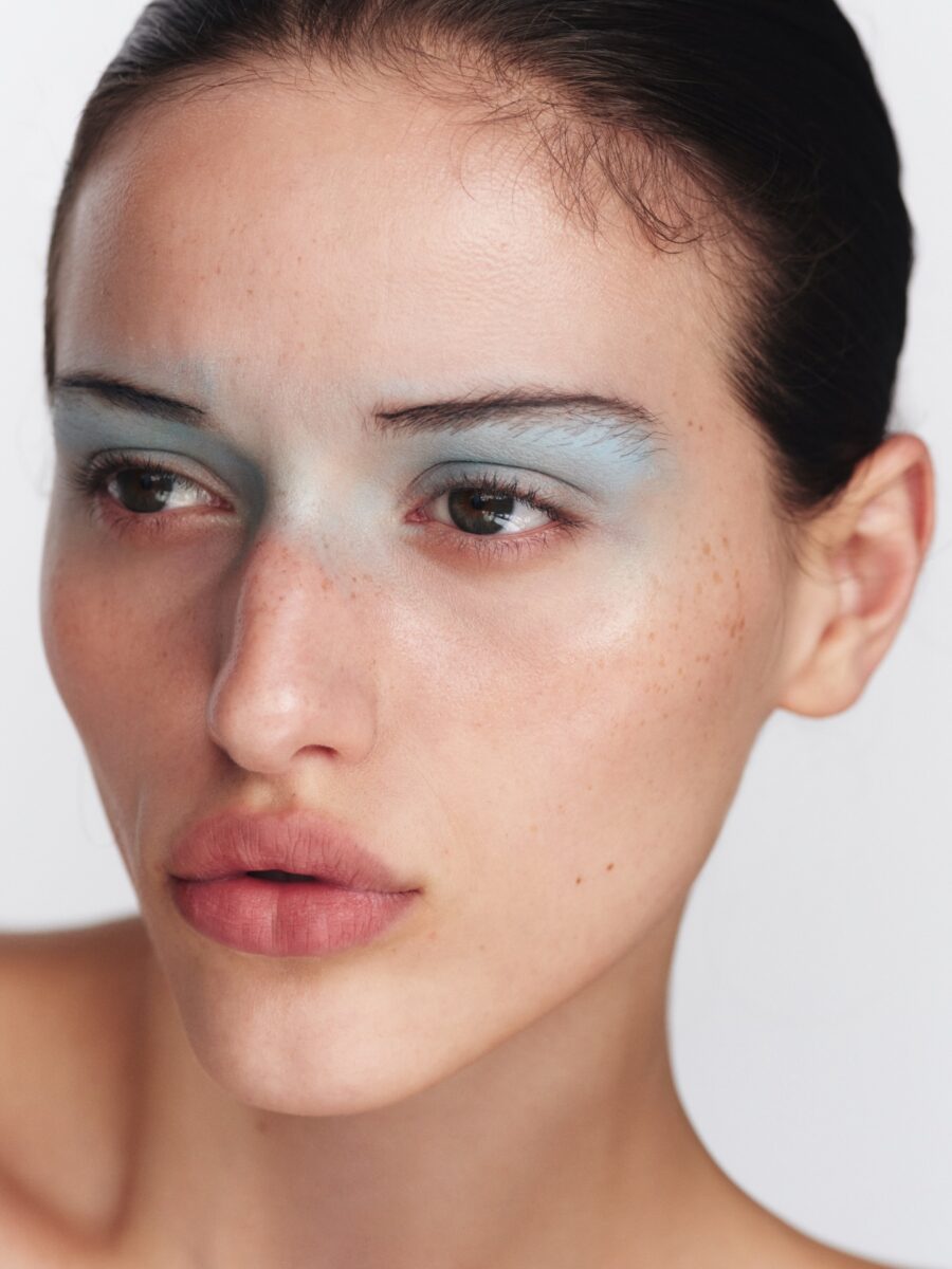 Chic baby blue eyeshadow for a fresh look