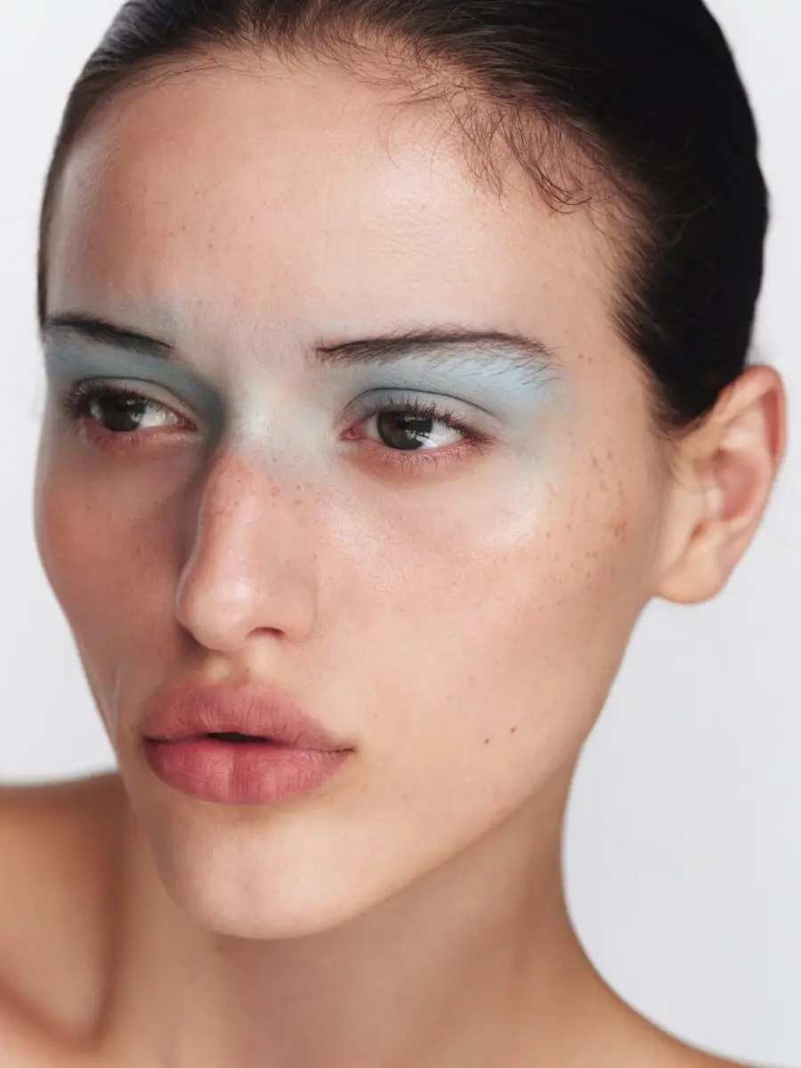 Chic baby blue eyeshadow for a fresh look