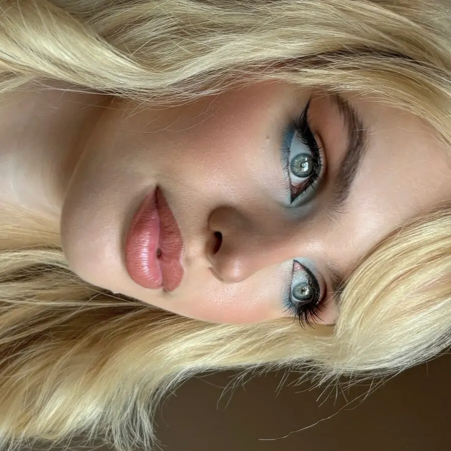 Fresh baby blue makeup for a summer vibe