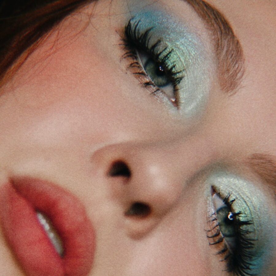 Stunning baby blue frosted eye makeup look