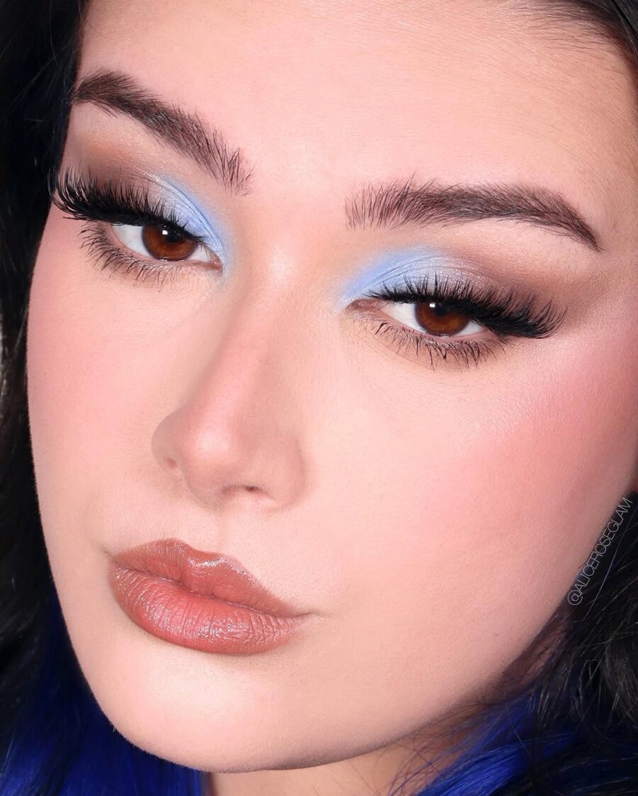 Soft blue eye makeup for a fresh look