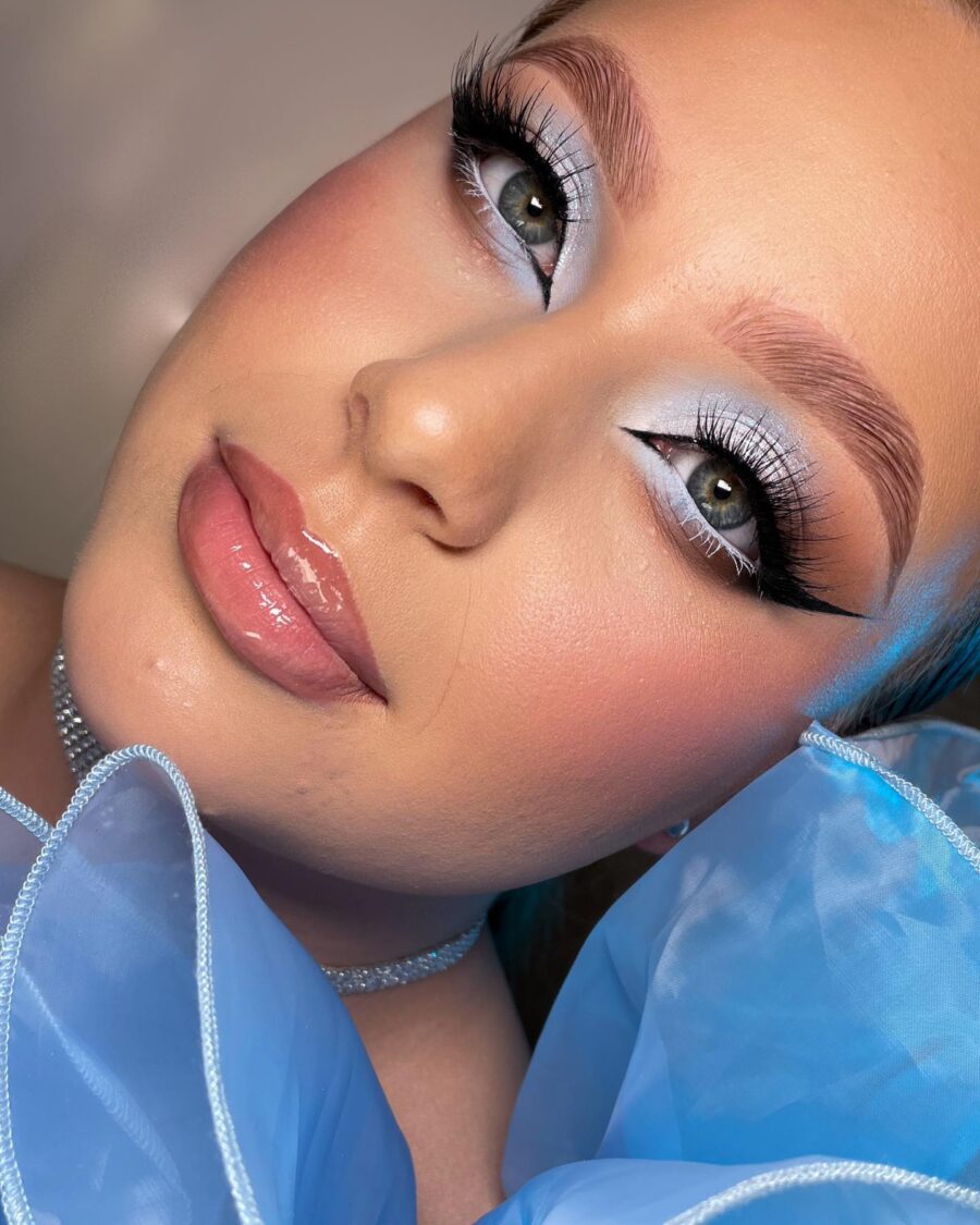 Gorgeous baby blue makeup for a dreamy vibe