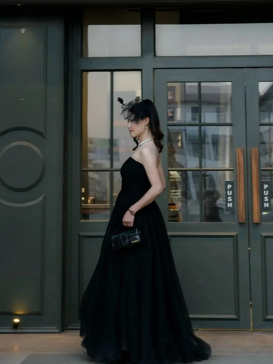 Elegant black dress for sophisticated evenings