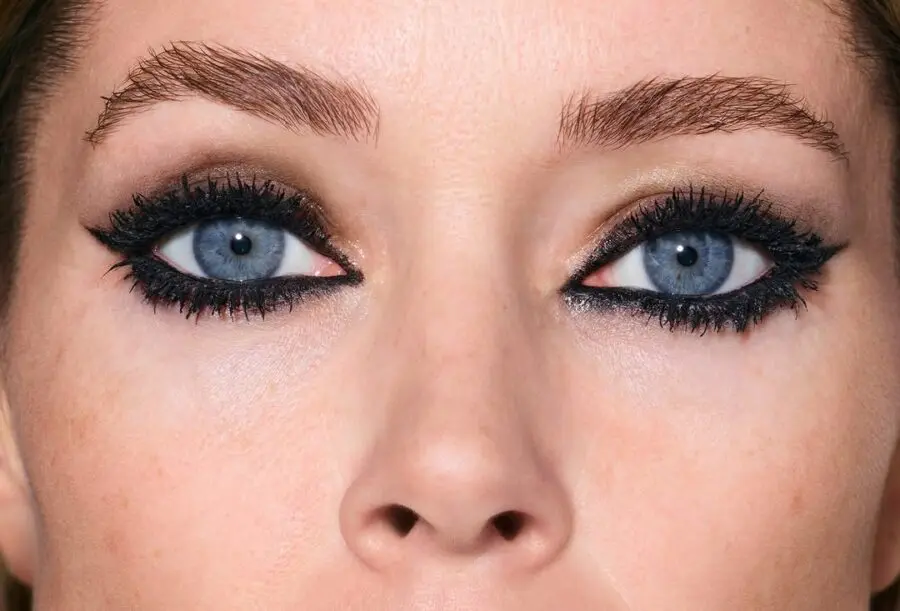 Edgy smoky eyes with voluminous lashes