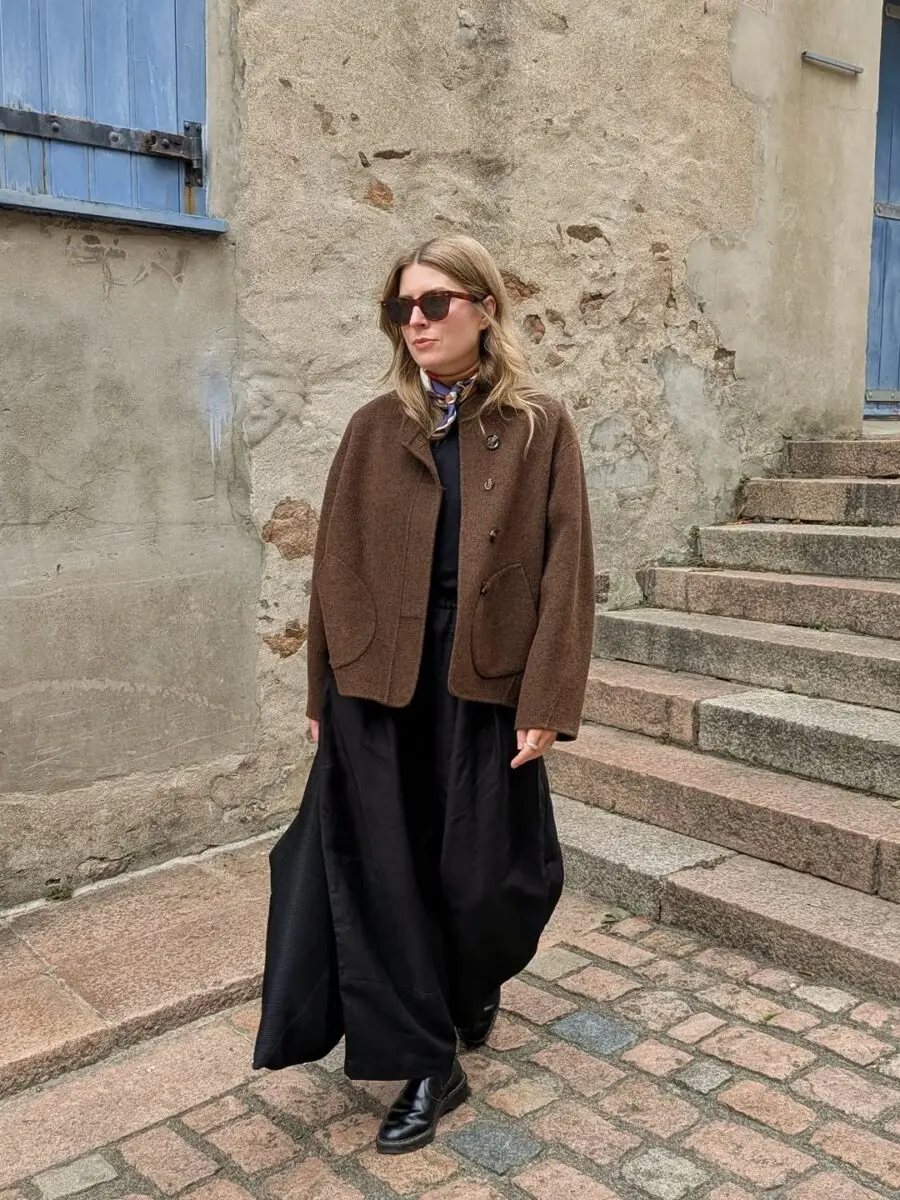 Chic autumn outfit with Chelsea boots.