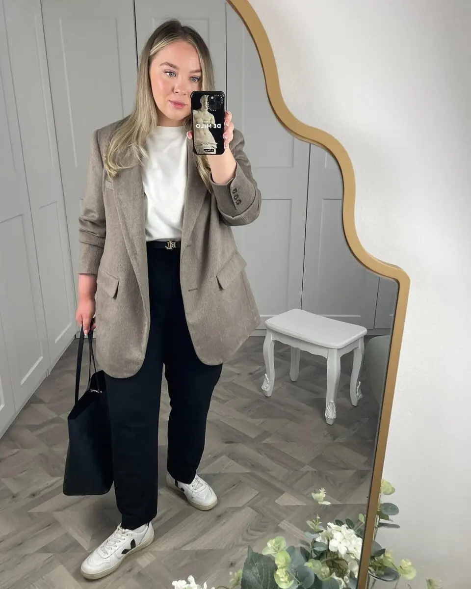 Chic Layered Look for Everyday Business Wear