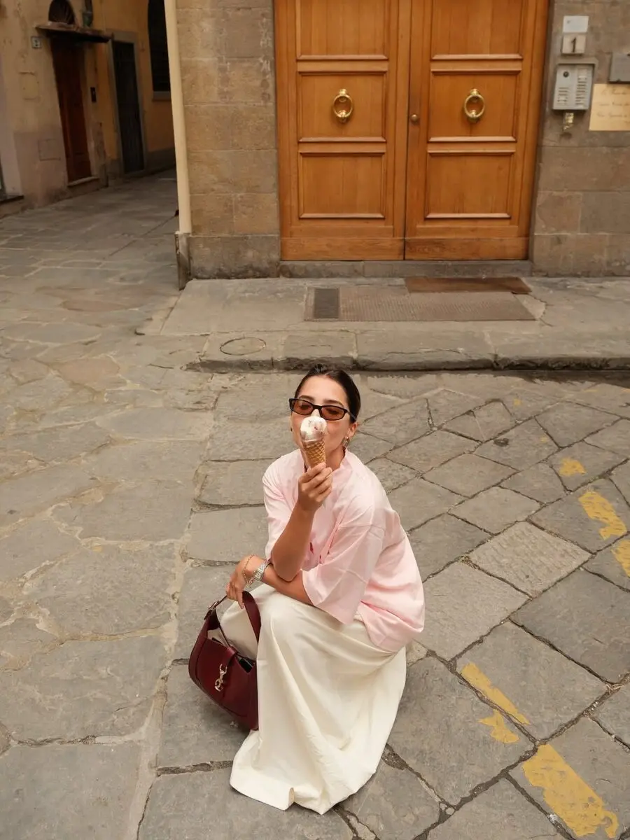 Effortlessly stylish summer look with ice cream